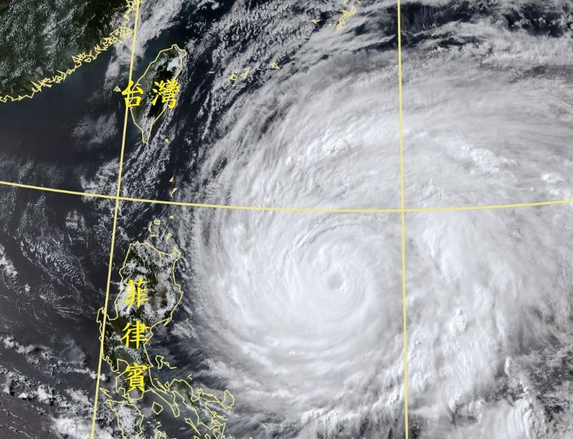 ▲中央氣象局表示，因為瑪娃強度減弱、速度變慢，下午2時已減弱為「中度颱風」，發布海上警報的時間最快可能會落在明（29）日晚上。（圖／中央氣象局提供）
