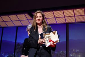 ▲坎城影展最高榮譽金棕櫚獎由44歲法國女導演賈潔絲汀楚特（Justine Triet）以電影《墜落的剖析》獲得殊榮。 （圖／美聯社／達志影像）