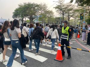 ▲警察人員的勤業務繁重，外勤人員更是不分晝夜及平假日執勤。（高市府警察局提供）