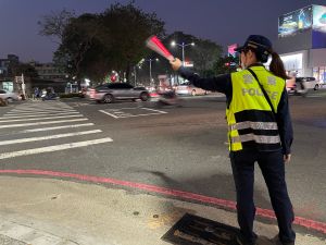 ▲警察人員的勤業務繁重，外勤人員更是不分晝夜及平假日執勤。（高市府警察局提供）