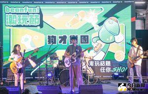 ▲狗才樂團在「beanfun!潮玩節」開唱前，就玩了拍貼機跟夾娃娃機。（圖／記者葉政勳攝,2023.05.28）