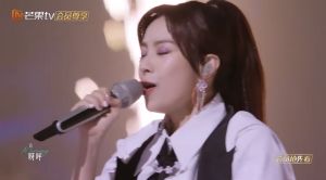 ▲徐懷鈺在第二次公演舞台上展現清亮嗓音,讓許多網友十分驚豔。(圖/翻攝自「乘風破浪的姐姐」YouTube) ▲徐懷鈺在第二次公演舞台上展現清亮嗓音,讓許多網友十分驚豔。(圖/翻攝自「乘風破浪的姐姐」YouTube)