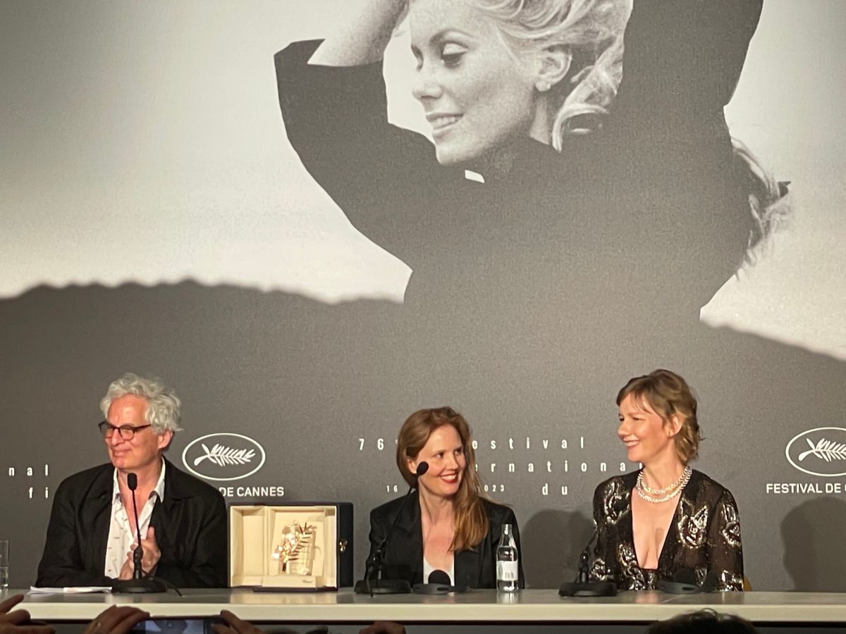 ▲第76屆坎城影展「金棕櫚獎」得主法國導演潔絲汀楚特（Justine Triet，圖中）在記者會上回應得獎感言批評馬克宏政府的發言。（圖／記者楊智傑攝）