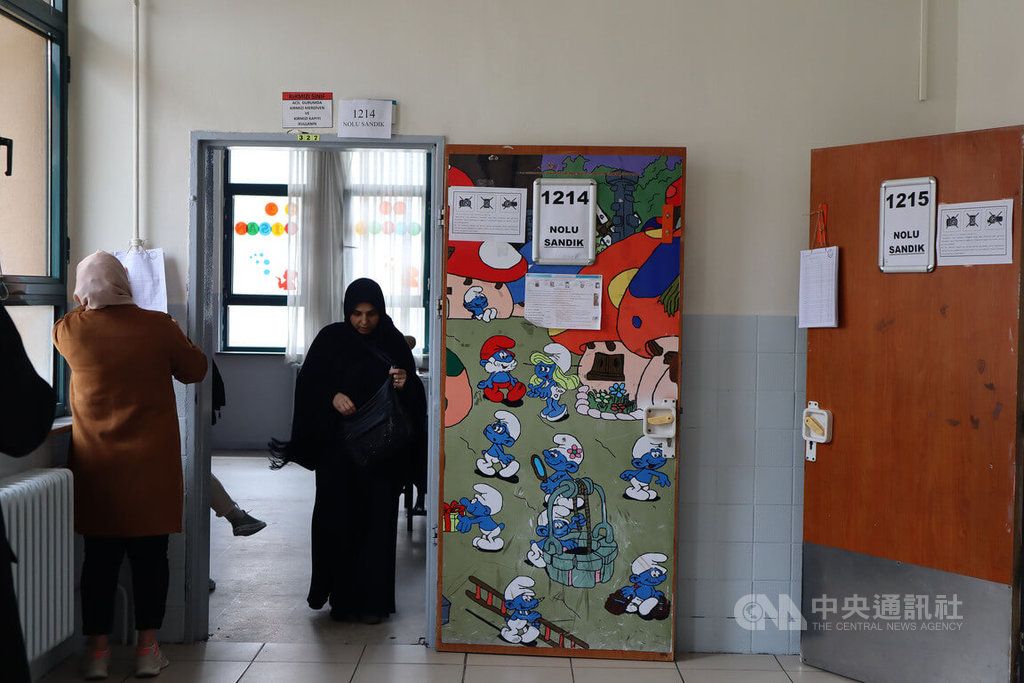 ▲土耳其逾6100萬選民有權參與總統大選投票，首輪選舉投票率超過88%。圖為28日參與總統決選投票的選民。（圖／中央社記者鍾佑貞伊斯坦堡攝 112年5月28日）