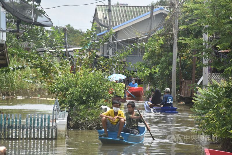▲圖為泰國大城府的孔達奇揚村落2021年10月因水患已泡在水裡一個月，居民出入都必須依靠船隻。（圖／中央社檔案照片）