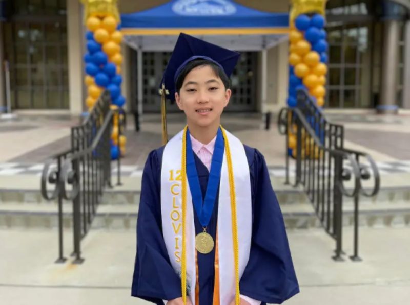 ▲12歲華裔男童洪昊康本月從美國加州富勒頓學院畢業，一次獲得5個學位。（圖／翻攝自紐約郵報）