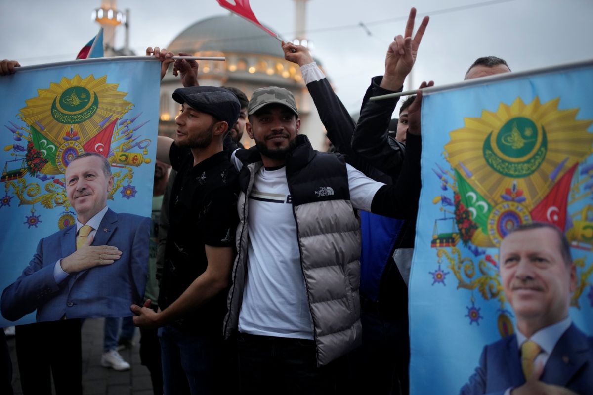 ▲土耳其總統艾爾段宣布在總統大選決選中獲勝。圖為街頭歡呼的艾爾段支持者。（圖／美聯社／達志影像）