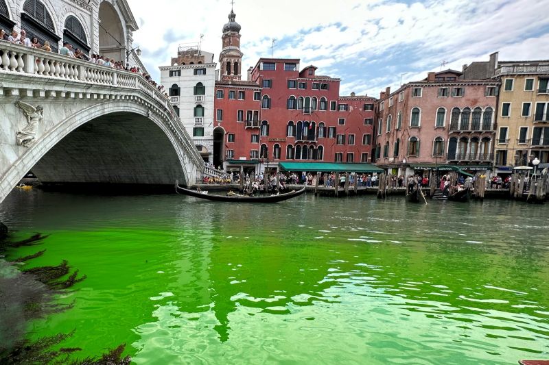 ▲義大利的威尼斯大運河，28日驚傳有部分水域因不明原因，突然變成綠色。（圖／美聯社／達志影像）