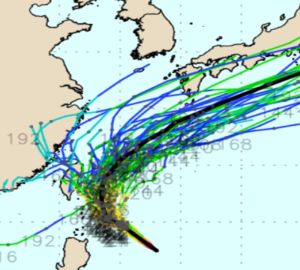 ▲吳德榮說明，圖中黑線為瑪娃颱風預測路線的平均值，今日抵達巴士海峽後，將減速大轉彎。（圖／三立準氣象．老大洩天機）
