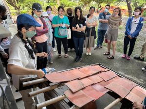 ▲透過講師的介紹屋頂施工工法後,將讓青年實際體驗操作。(圖/高市府提供) ▲透過講師的介紹屋頂施工工法後,將讓青年實際體驗操作。(圖/高市府提供)