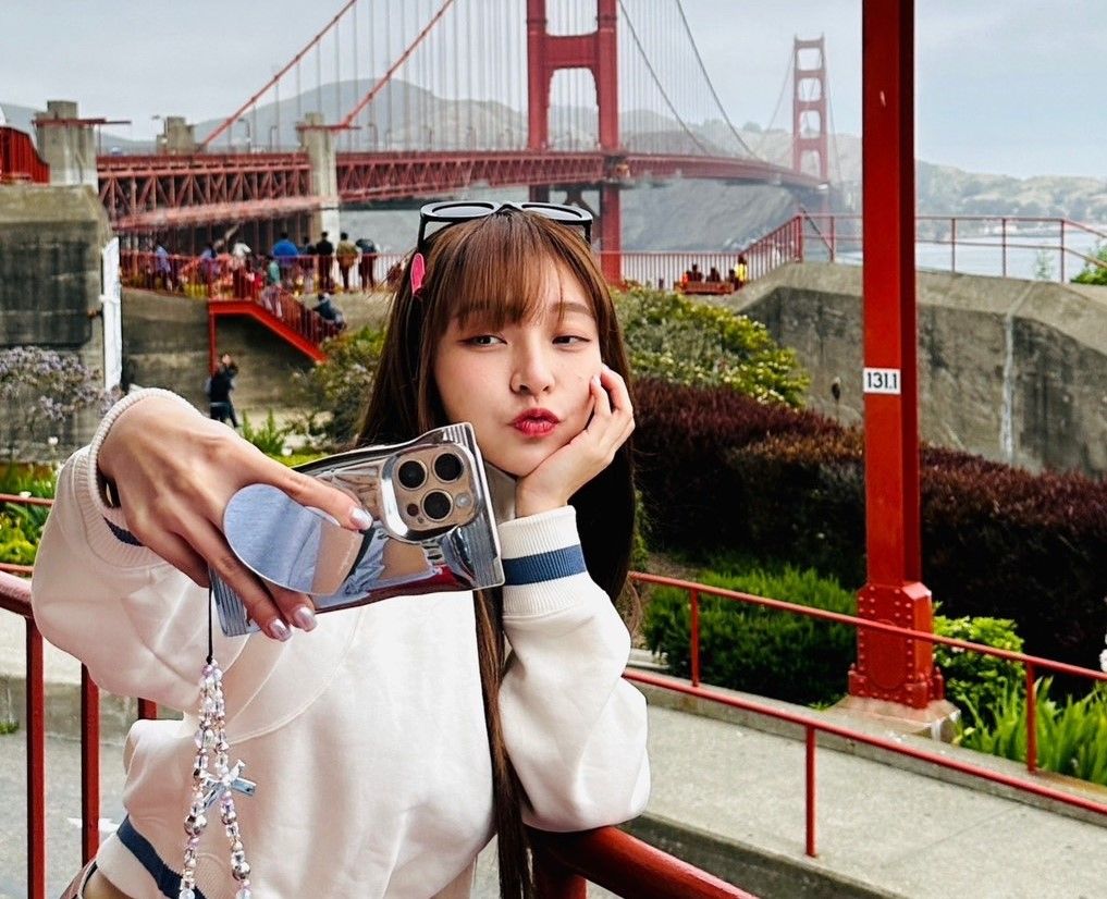 ▲灣區觀光，樂天女孩金門大橋留倩影。球團提供