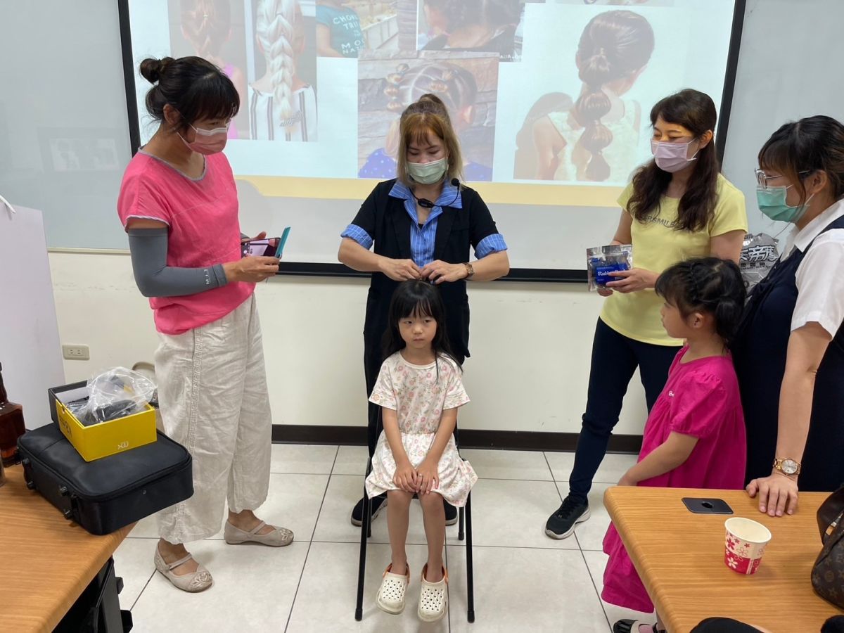 ▲講師黎紅然示範編髮技巧。（圖／移民署）