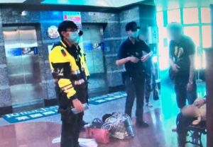 ▲最終一干人等全被警方帶回,訊後已移送地檢署偵辦。(圖/翻攝畫面) ▲最終一干人等全被警方帶回,訊後已移送地檢署偵辦。(圖/翻攝畫面)