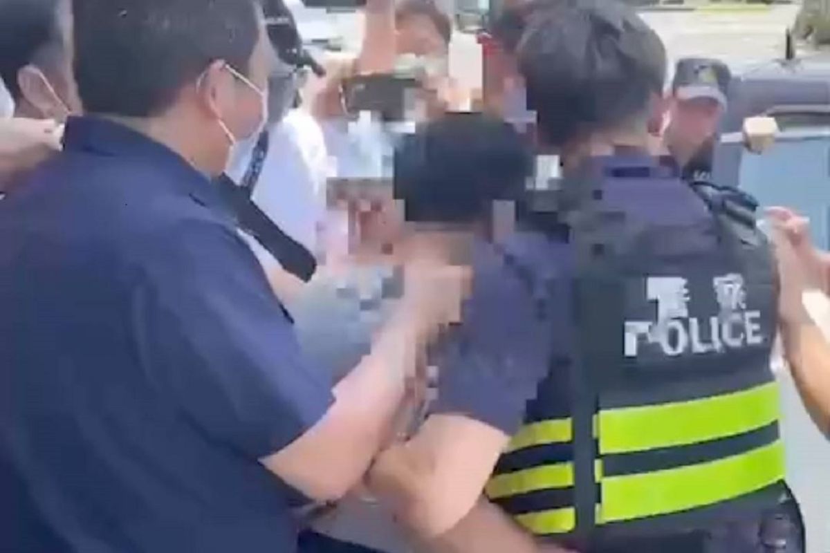 ▲疑似持BB彈朝星巴克射擊的陳姓犯嫌，遭轄區苓雅分局警方立即逮捕。（圖／記者郭凱杰翻攝）