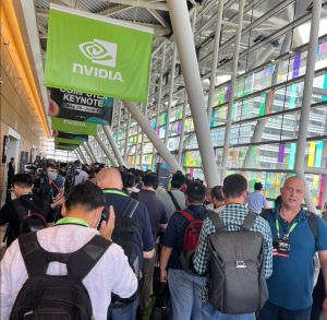 展覽、演講、人潮 ▲今年主題演講由NVIDIA執行長暨創辦人黃仁勳打頭陣,湧入超過5000人報名人潮,現場擠爆。(圖/記者鄭妤安攝影)