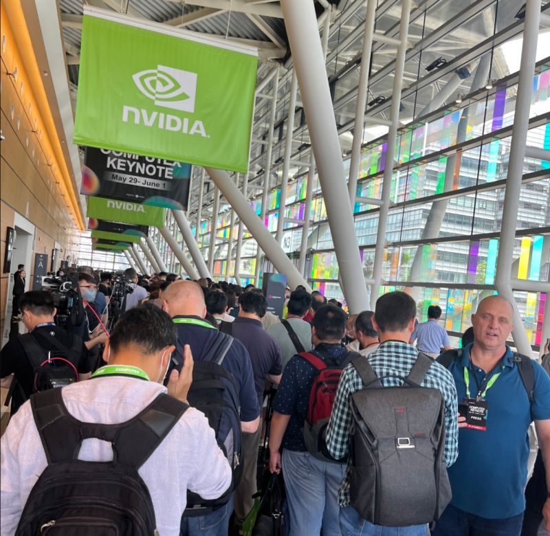 ▲今年主題演講由NVIDIA執行長暨創辦人黃仁勳打頭陣,湧入超過5000位報名人潮,現場擠爆。(圖/記者鄭妤安攝影)
