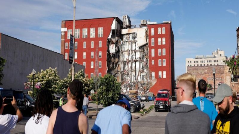 ▲美國愛荷華州東部城市達芬波特（Davenport）28日發生一棟公寓建築部分坍塌的事件。（圖／翻攝自abc news）