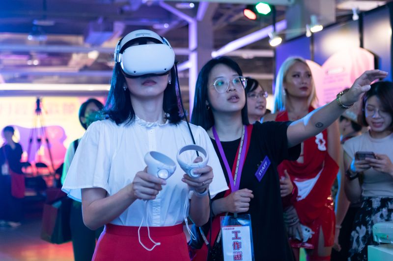 ▲谷慕慕®️透過VR、裝置藝術等不同媒介,在「月經狂歡節」展現月經的多元樣貌。(圖/谷慕慕®️提供)