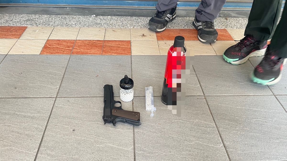 ▲警方查獲BB槍、BB彈等物品。（圖／翻攝畫面）