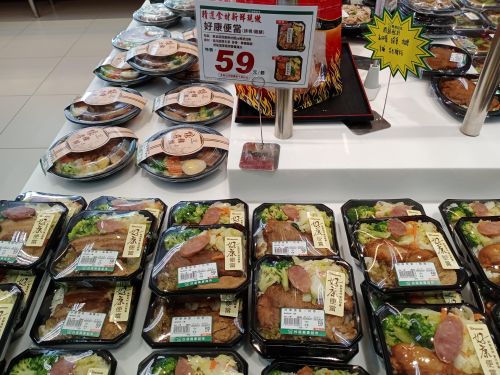 ▲「楓康超市」也有推出59元平價好康便當，有3種主菜可以選擇。（圖／翻攝PTT）