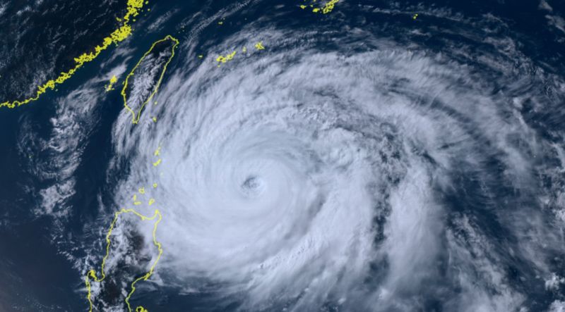 ▲瑪娃颱風準備要往北轉向並持續接近台灣，氣象局也預計將在今晚8點30分發布海上警報。（圖／翻攝向日葵8號衛星）