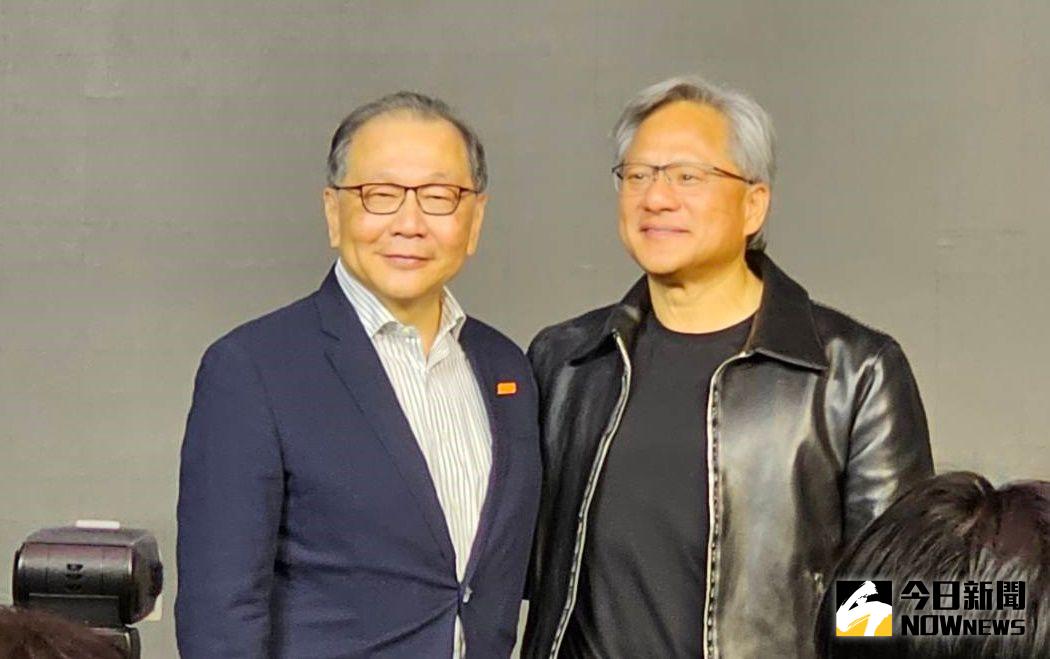 ▲聯發科今（29）日宣佈與輝達（NVIDIA）合作，為軟體定義汽車提供完整的智慧座艙方案。圖左為聯發科執行長蔡力行、圖右為輝達創辦人暨執行長黃仁勳。（圖／記者許家禎攝）