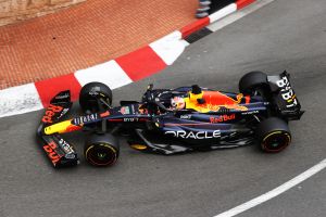 比賽突下起磅礴大雨　Red Bull車手Verstappen奪摩納哥大獎賽冠軍
