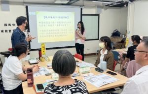 ▲高屏澎東分署人才資源發展中心舉辦主題式工作坊,帶領者和與會學員互動熱烈。(圖/記者黃守作攝,2023.05.29) ▲高屏澎東分署人才資源發展中心舉辦主題式工作坊,帶領者和與會學員互動熱烈。(圖/記者黃守作攝,2023.05.29)