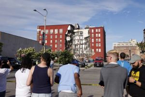 美國愛荷華州驚傳6樓公寓從中坍塌！搜救進行中　失蹤傷亡仍不明
