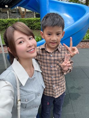 ▲謝京穎拍失足戲摔到鞋子報銷、滿腿瘀青。(圖/民視) ▲謝京穎拍失足戲摔到鞋子報銷、滿腿瘀青。(圖/民視)
