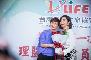 ▲方芳芳(左)交棒台灣優質生命協會理事長職位給陳美鳳。(圖/台灣優質生命協會提供) ▲方芳芳(左)交棒台灣優質生命協會理事長職位給陳美鳳。(圖/台灣優質生命協會提供)