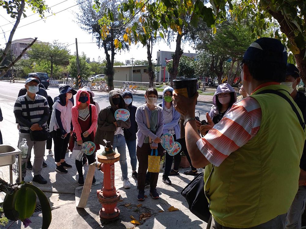 ▲台南市環保局邀請到台北大學老師黃基森講授病媒蚊知識及環境孳生源，並帶領學員巡清當地環境，進階分組尋找隱性孳生源（圖／台南市環保局提供）