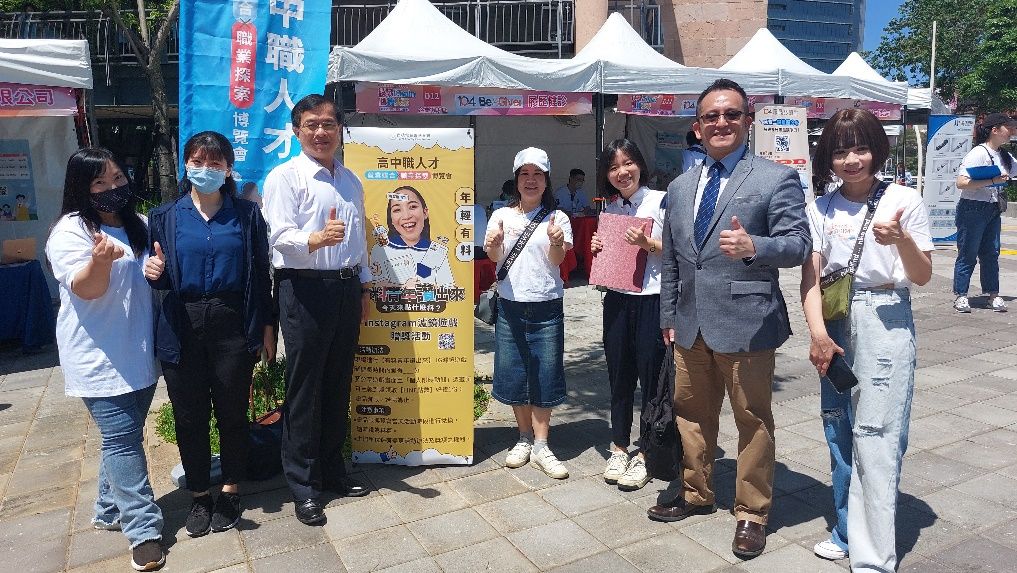 ▲豔陽下台積電慈善基會執行長彭冠宇(右二)與工作同仁在履歷健診攤位前合影。(圖/台積電慈善基金會提供)