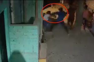 德里男當街捅女友20多刀致死！路人全旁觀　印度官員怒轟麻木不仁

