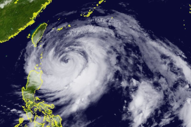 ▲瑪娃颱風預計還會在台灣東部海面移動到週五，這段時間對台灣的風、雨、溫度皆有影響。（圖／向日葵8號衛星）