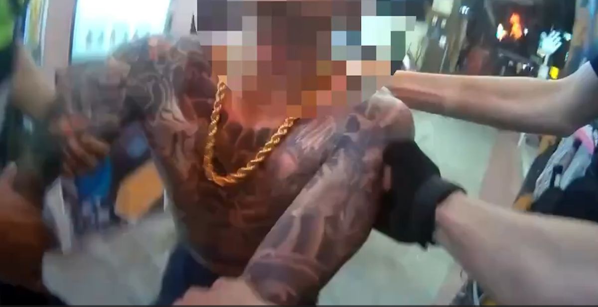 ▲王男情緒一度失控，最終遭警方上銬逮捕。（圖／翻攝畫面）