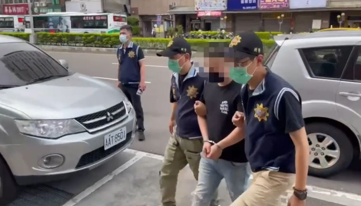 ▲30日凌晨，新北三重區元富二街、元信一街路口傳槍擊聲響，警方於現場發現13枚空彈殼，所幸無人傷亡。警方循線逮捕曾姓槍手，並查獲2把改造手槍。（圖／翻攝畫面） 