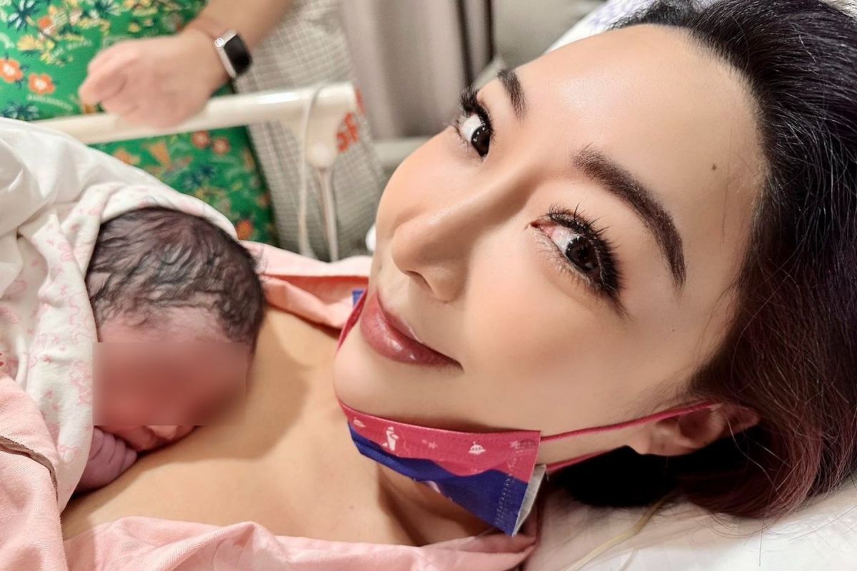 ▲李宓遭疑生產化濃妝，她曬出素顏照解釋，自己只有畫眉毛跟種睫毛。（圖 ／李宓臉書）