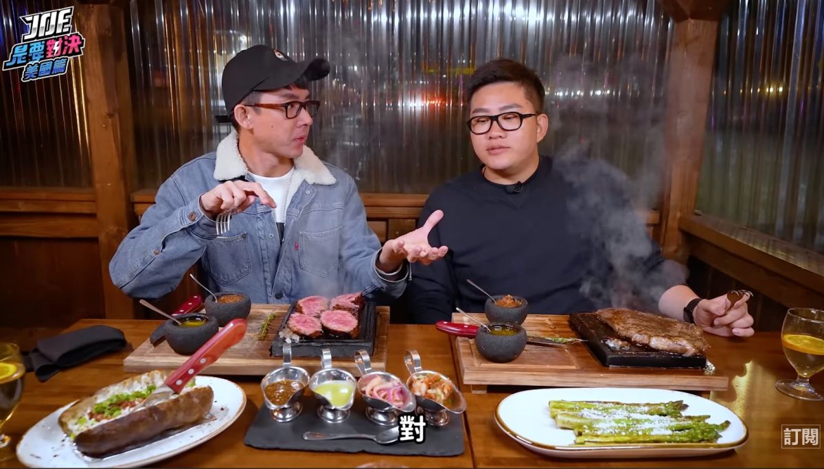 ▲YouTuber阿滴近日上Joeman最經典的「對決系列」節目，兩人在美國共享牛排。（圖／YT@Joeman）