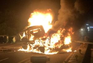 自撞安全島！彰化瓦斯車爆炸起火　男員工受困遭火焚身亡
