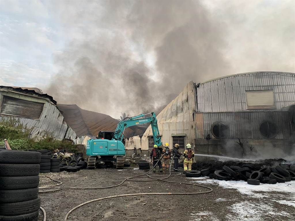 ▲警消動用怪手協助撲滅火勢。（圖／翻攝畫面）