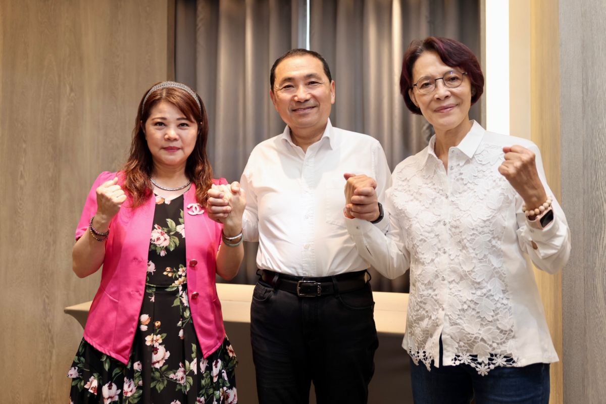 ▲國民黨總統參選人、新北市長侯友宜（中）出馬整合左楠區立委初選，高雄市陳玫娟（左）因此宣布撤回此次初選民調申訴，全力支持國民黨提名的候選人。（圖／國民黨高雄市黨部提供）
