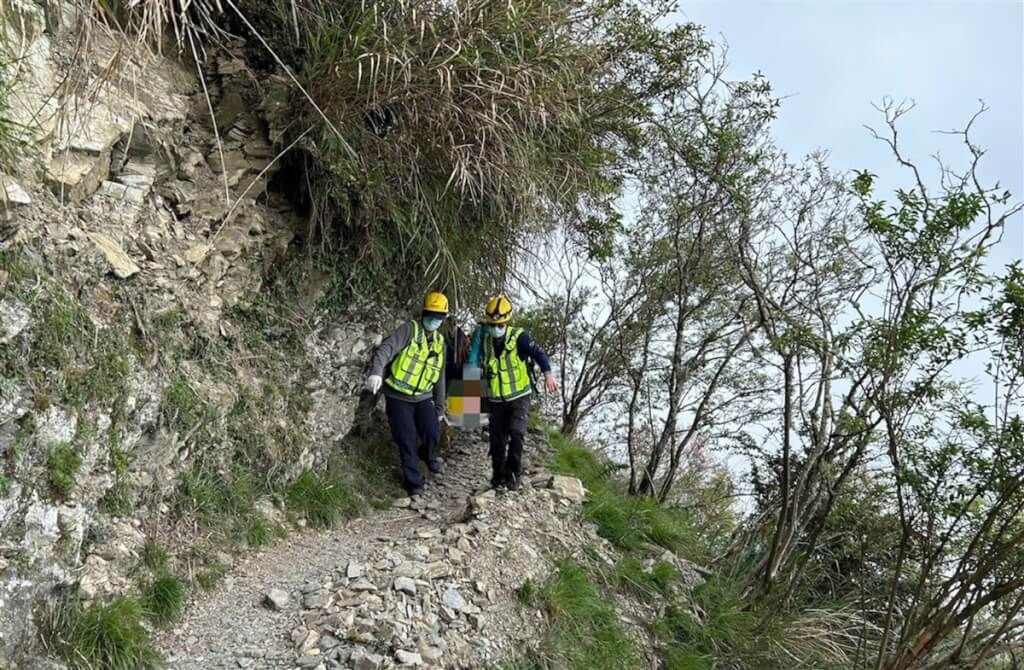 ▲嘉義縣阿里山鄉玉山登山口附近29日發生落石意外，黃姓登山客遭擊中頭部倒地不起，消防人員將黃男搬運至玉山登山口，送醫急救仍宣告不治。（嘉義縣消防局提供）
