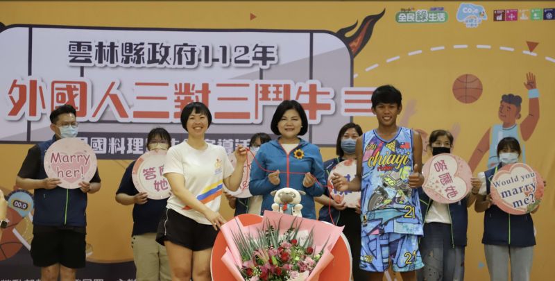 台灣女孩向菲籍青年求婚　移工鬥牛籃球賽見證浪漫瞬間