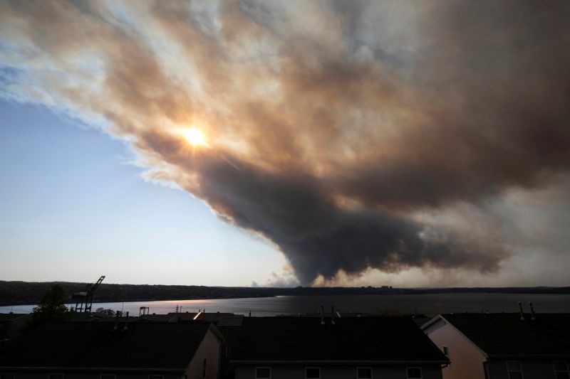 ▲加拿大森林大火肆虐，多地空氣品質都受到嚴重影響。資料照。（圖／美聯社／達志影像）