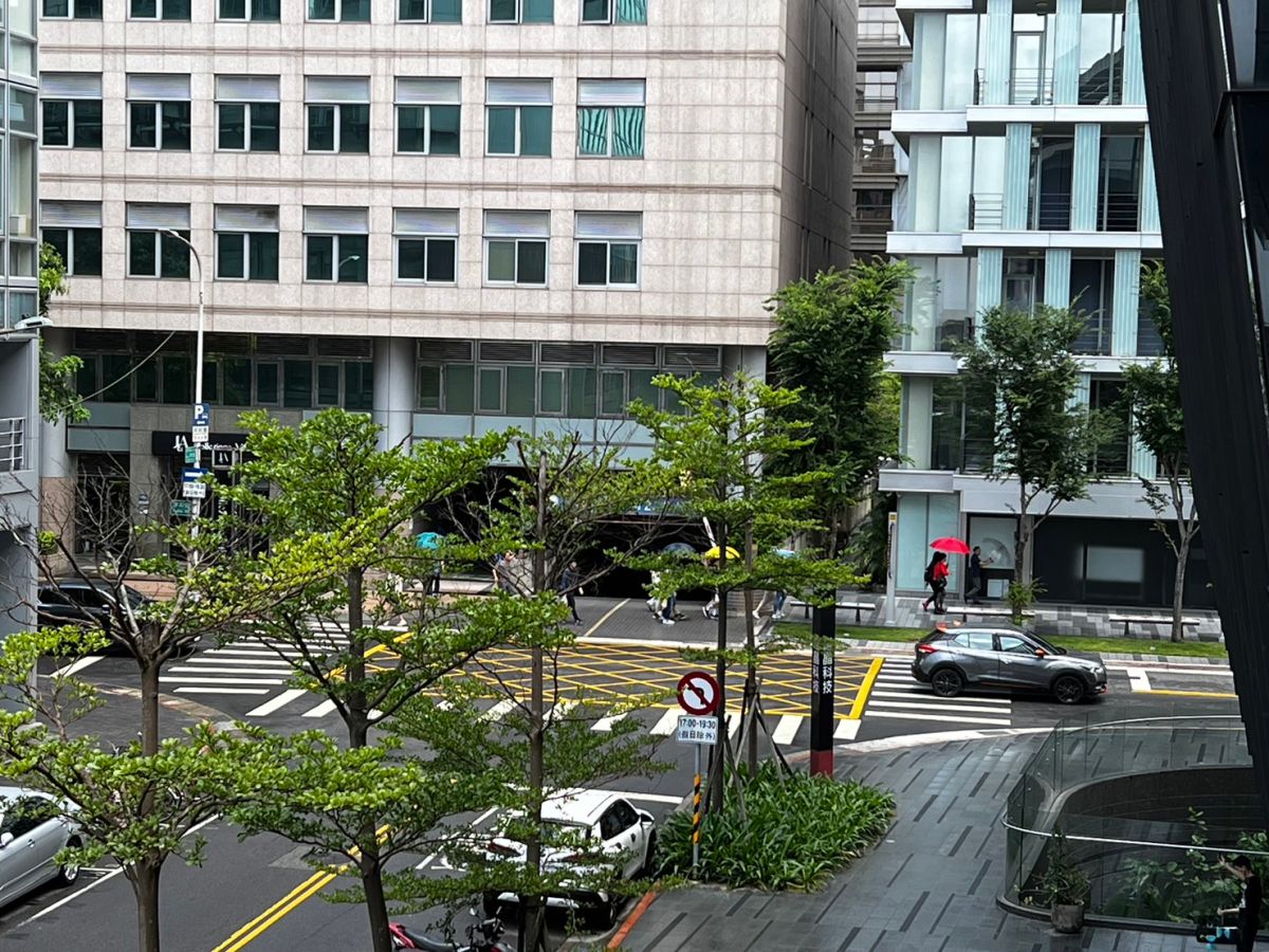 ▲瑪娃颱風外圍環流已經開始影響台灣，大台北、宜蘭花蓮等地已出現一陣陣雨勢，甚至還有「太陽雨」的情況。（圖／記者張勵德攝）