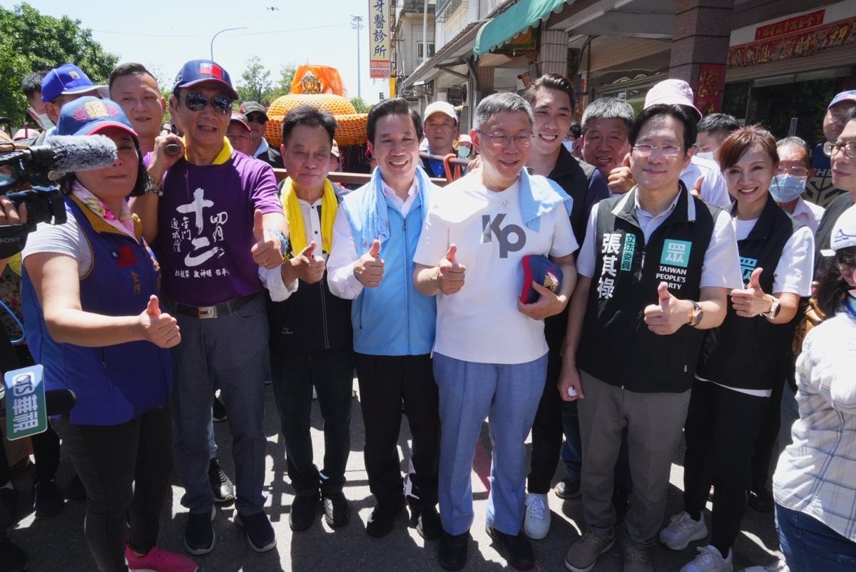 ▲民眾黨主席柯文哲與郭台銘於金門參加城隍遶境。（圖／民眾黨提供）