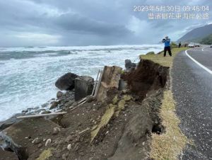 ▲瑪娃颱風來襲，東部掀起大浪，東部、大台北也出現間歇雨勢。其中，台11線56.7公里處靠近花蓮豐濱港口村的路基，今天被長浪攻擊，導致北上側的路基遭掏空56公尺（圖／豐濱鄉公所提供）