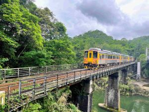 ▲觀瀑吊橋可觀賞到火車自吊橋邊經過的景象。（圖 ／新北市政府觀光旅遊局提供）