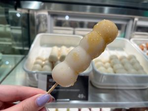 無印良品除了霜淇淋外,還有大福(49元)、日式丸子(49元)可選購。(圖/記者鍾怡婷攝) ▲無印良品除了霜淇淋外,還有大福(49元)、日式丸子(49元)可選購。(圖/記者鍾怡婷攝)